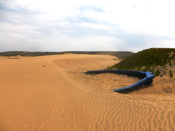 marooned-fishing-boat-morocco.jpg